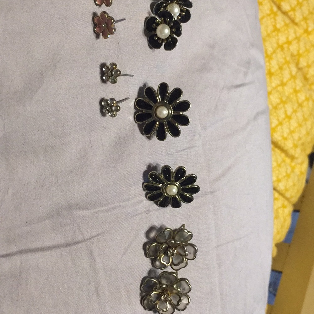 7 pairs of flowered earrings